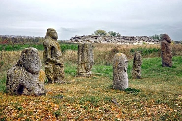 На фото кам'яні баби